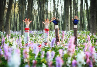 Çiçekli çayırlarda yatan iki kız. Kavramsal fotoğraf. Bahar geliyor. Resimli ve muhteşem bir sahne. Güzellik dünyasını keşfedin.
