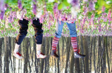 Çiçekli çayırlarda yatan iki kız. Kavramsal fotoğraf. Bahar geliyor. Resimli ve muhteşem bir sahne. Güzellik dünyasını keşfedin.