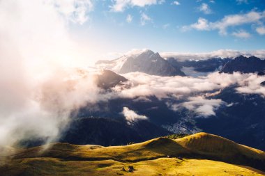 Kremalı sis Marmolada buzulunu sabah güneşiyle kapladı. Harika ve muhteşem bir sahne. Mekan Val di Fassa Vadisi, Passo Sella, Dolomiti, Tyrol. İtalya, Avrupa. Güzellik dünyası. Drone fotoğrafçılığı.