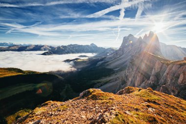 Güneş ışığında Alp Vadisi 'nin havadan görünüşü. Harika ve muhteşem bir sabah sahnesi. Puez-Odle Ulusal Parkı, Gardena, Seceda Peak, Geisler Dolomiti grubu. Tyrol, İtalya, Avrupa. Güzellik dünyası