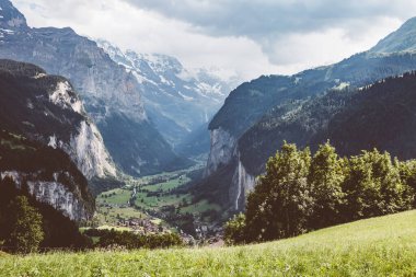 Wengen tatil beldesi yakınlarında manzaralı bir çevre. Harika ve muhteşem bir sahne. Ünlü turist eğlencesi. İsviçre Alpleri, Lauterbrunnen Vadisi, Bernese Oberland, Avrupa. Güzellik dünyasını keşfedin.