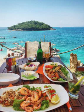 Akdeniz kıyısındaki yazlık kafede taze deniz ürünleri. Konumu Ksamil plajı, Saranda popüler sahil Arnavut tatil beldesi, Arnavutluk ve Europa. Güzellik dünyası. Mobil fotoğrafçılık.