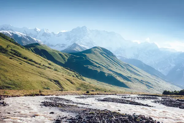 Schneller Fluss Fuße Des Gletschers Shkhara Malerische Und Wunderschöne Szene — Stockfoto