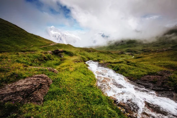 Wspaniały Widok Alpejskie Mgliste Wzgórza Strumień Lodowca Malownicza Piękna Scena — Zdjęcie stockowe
