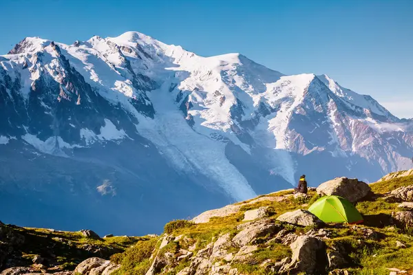 Beyaz Göl (Lac Blanc) ile Mont Blanc buzulu manzarası. Popüler turist eğlencesi. Resimli ve muhteşem bir sahne. Yerleşim yeri: Aiguilles Rouges, Graian Alpleri, Fransa, Avrupa