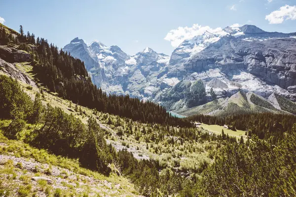 Oeschinensee buzul gölü yakınlarındaki manzara. Popüler turist eğlencesi. Muhteşem bir sahne. İsviçre Alpleri, Kandersteg, Bernese Oberland, Avrupa. Instagram tonlama etkisi. Güzellik dünyası