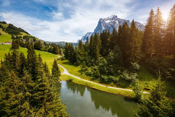 Imponerande Utsikt Över Alpina Eiger Byn Pittoresk Scen Populär Turistattraktion — Stockfoto