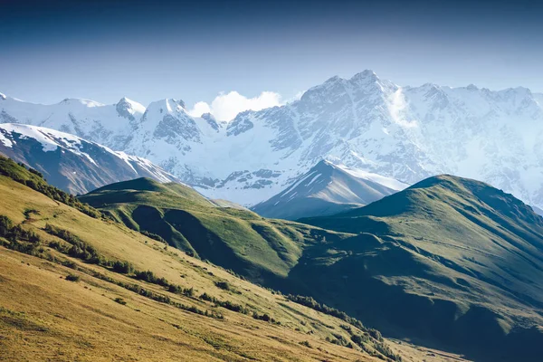 Shkhara 'nın eteklerinde inanılmaz bir sis tabakası var. Dramatik sis sahnesi. Yeri Svaneti, Mestia, Gürcistan, Avrupa. Yüksek Kafkasya sırtı. Retro ve klasik tarzda. Instagram tonlama etkisi. Güzellik dünyası.
