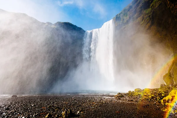 斯科加福斯瀑布和风景秀丽的周围环境的美景 戏剧化和风景如画的场面 受欢迎的旅游胜地 位于著名的地方斯科加河 冰岛高地 美丽的世界 — 图库照片
