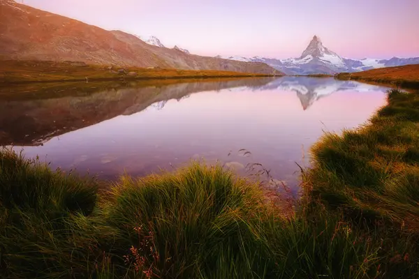 Excelente Vista Famoso Pico Matterhorn Vale Alpino Atracção Turística Popular — Fotografia de Stock