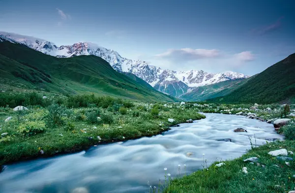 Shkhara buzulunun eteğindeki hızlı nehir. Dramatik bir sahne. Yeri Svaneti, Mestia, Gürcistan, Avrupa. Yüksek Kafkasya sırtı. Retro ve klasik tarzda. Instagram tonlama etkisi. Güzellik dünyası.