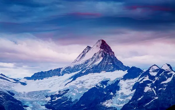 Toller Blick Auf Den Schneebedeckten Massiven Felsen Sonnenlicht Malerische Und lizenzfreie Stockbilder