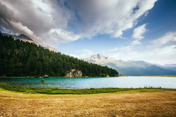 Nagyszerű Kilátás Nyílik Azúrtó Champfer Alpesi Völgyben Festői Gyönyörű Jelenet Stock Kép
