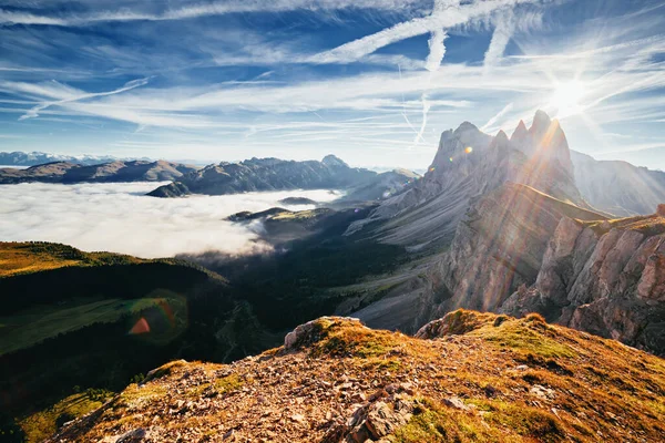 Luchtfoto Van Het Alpendal Het Zonlicht Geweldige Prachtige Ochtend Scene Rechtenvrije Stockafbeeldingen