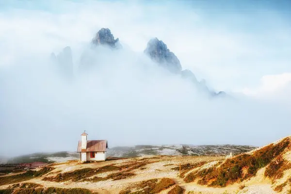 Nebelschwaden Blick Auf Den Nationalpark Tre Cime Lavaredo Mit Locatelli Stockbild