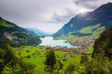 Lungern tatil köyünün güzel manzarası. Popüler turist eğlencesi. Dramatik ve resimli bir sahne. İsviçre Alpleri, Obwalden Kantonu, Avrupa. Güzellik dünyasını keşfedin.