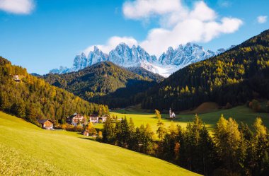 Ssnta Magdalena köyünde güneşli bir gün. Resimli ve muhteşem bir sahne. Ünlü yer Funes Valley, Odle Group, Dolomiti Alpleri. Bolzano ili - Güney Tyrol, İtalya. Avrupa. Güzellik dünyası.