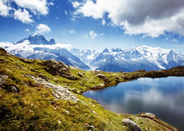 Mont Blanc buzulu ve Lac Blanc manzarası. Popüler turist eğlencesi. Resimli ve muhteşem bir sahne. Doğa koruma alanı Aiguilles Rouges, Graian Alpleri, Fransa, Avrupa. Güzellik dünyası.