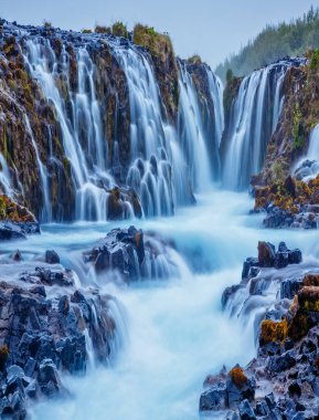 Güçlü Bruarfoss şelalesinin dramatik manzarası. Popüler turist eğlencesi. Alışılmadık ve pitoresk bir sahne. Güney İzlanda, Avrupa 'da bir yer. Sanatsal resim. Güzellik dünyasını keşfedin.