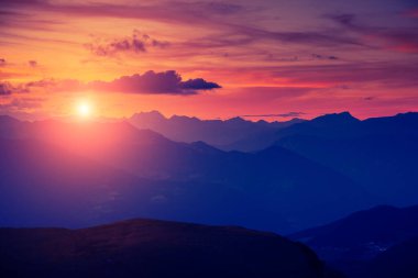 Gardena Ulusal Parkı 'nın manzarası. Dramatik ve muhteşem bir sabah sahnesi. Konum Seceda Peak, Geisler veya Odle Dolomiti grubu. Tyrol, İtalya, Avrupa. Güzellik dünyasını keşfedin.