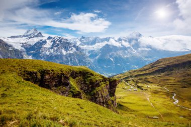 Alpine Hill manzarası harika. Resimli ve muhteşem bir sahne. Popüler turist eğlencesi. İsviçre Alpleri, Grindelwald Vadisi, Bernese Oberland, Avrupa. Güzellik dünyasını keşfedin.