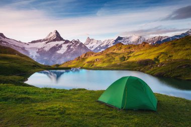 Güneş ışığıyla parlayan Alp Vadisi. Popüler turist eğlencesi. Dramatik ve resimli bir sahne. İsviçre Alpleri 'nde Bachalpsee, Grindelwald, Bernese Oberland, Avrupa. Güzellik dünyası.