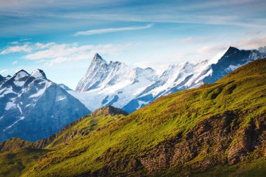 Alpine Hill manzarası harika. Resimli ve muhteşem bir sahne. Popüler turist eğlencesi. İsviçre Alpleri, Grindelwald Vadisi, Bernese Oberland, Avrupa. Güzellik dünyasını keşfedin.