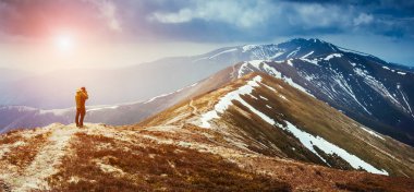 Bulutlu gökyüzünün altındaki kar sırasının kasvetli görüntüsü. Dramatik sahne ve resimli resim. Mekan Karpatlar, Ukrayna, Avrupa. Güzellik dünyasını keşfedin. Instagram tonlama efekti.
