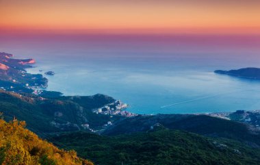 Adriyatik Denizi 'nin havadan görünüşü ve harika Budva Rivierası. Dramatik ve muhteşem bir sahne. Karadağ tatil beldesi, Balkan yarımadası, Avrupa. Drone fotoğrafçılığı. Güzellik dünyasını keşfedin.