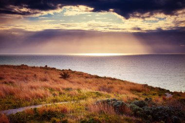 Bulutlu gökyüzünün muhteşem manzarası. Dramatik ve muhteşem bir sabah sahnesi. Milazzo Burnu, doğa rezervi Piscina di Venere. Sicilya Adası, İtalya, Avrupa. Tyrhenian denizi. Güzellik dünyası.