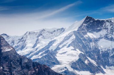 Karlı, devasa kayanın güneş ışığı manzarası. Resimli ve muhteşem bir sahne. İsviçre Alpleri, Grindelwald Vadisi, Bernese Oberland, Avrupa. Güzellik dünyasını keşfedin.