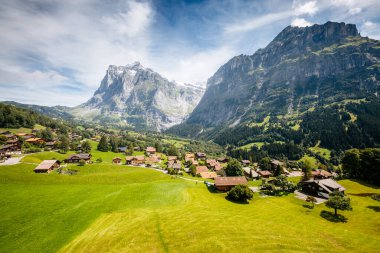 Eiger köyünün güneşli manzarası. Resimli bir sahne. Popüler turist eğlencesi. İsviçre Alpleri, Grindelwald Vadisi, Bernese Oberland, Avrupa. Drone fotoğrafçılığı. Güzellik dünyası.