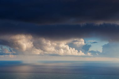 Karanlık bulutlu gökyüzünün muhteşem manzarası. Dramatik ve gizemli sabah sahnesi. Konum: Burun Zafferano. Sicilya Adası, İtalya, Avrupa. Akdeniz ve Tiren Denizi. Güzellik dünyası.