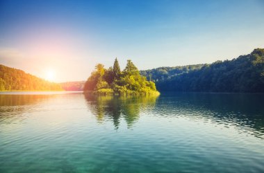 Güneşli bir günde turkuaz suda canlı bir manzara. Resimli ve muhteşem bir sahne. Popüler turist eğlencesi. Ünlü tatil beldesi Plitvice Lakes Ulusal Parkı, Hırvatistan, Avrupa. Güzellik dünyası