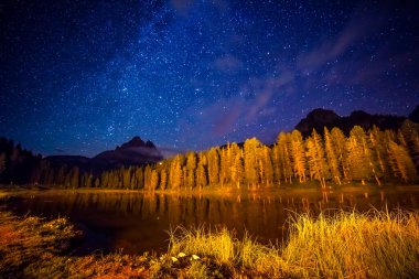 Doğal park Tre Cime di Lavaredo 'da Cadini di Misurina Range ve Antorno Gölü altında yıldızlı ışık altında. Dolomiti, Güney Tyrol. Mekan Auronzo, İtalya Alpleri, Avrupa. Astrofotoğrafçılık. Güzellik dünyası.