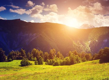 Gün ışığında canlı yeşil vadi. Resim gibi ve muhteşem bir sabah sahnesi. Yeri Yukarı Svaneti, Gürcistan, Avrupa. Kafkasya 'nın ana sırtı. İklim değişikliği. Güzellik dünyasını keşfedin.