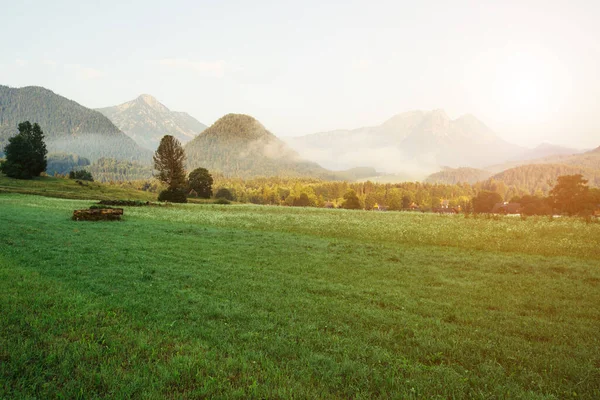 在阳光的照耀下 晨场的景色非常壮观 戏剧化和风景如画的场面 奥地利施蒂里亚州Liezen区Grundlsee旅游胜地 阿尔卑斯山 美丽的世界Instagram效应 — 图库照片