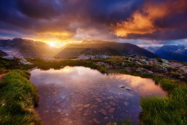 Wspaniałe Widoki Zbocza Górskie Promieniach Słońca Dramatyczna Malownicza Scena Miejsce — Zdjęcie stockowe