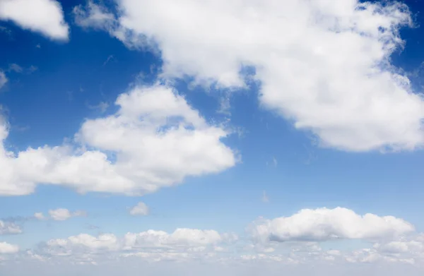 Fantastisch Uitzicht Azuurblauwe Lucht Een Zonnige Dag Met Pluizige Wolken — Stockfoto