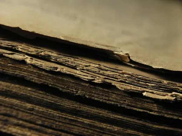 Siyah Arka Planda Izole Edilmiş Eski Püskü Bir Kitap Tarihi — Stok fotoğraf