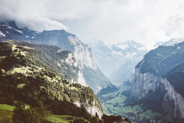 度假胜地附近的景区环境 伟大而华丽的场景 著名的旅游胜地 瑞士阿尔卑斯山 劳特布鲁南山谷 贝内塞奥伯兰 发现美丽的世界 图库图片