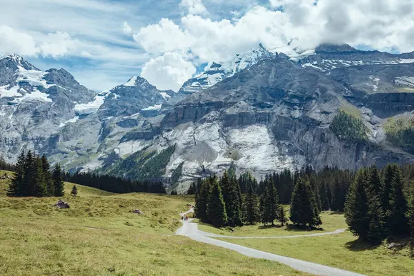 通往风景如画的冰湖的路是奥什奇内西湖 受欢迎的旅游胜地 华丽的场景 瑞士阿尔卑斯山 坎德斯泰格 伯内塞奥伯兰 安装调音效果 美丽的世界 图库照片