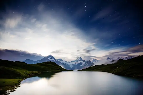 Magas Hegycsúcsok Ragyognak Holdfényben Drámai Jelenet Elhelyezkedés Bachalpsee Svájci Alpokban Stock Kép