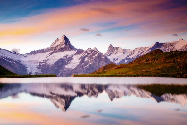눈덮인 바위산의 인기있는 그림같은 스위스 알프스 그라인델 유럽의 오베르 란트에 스톡 사진