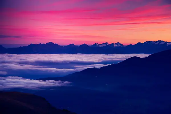 国家公园园林绿化的周围环境 生动而华丽的晨景 Seceda峰 Geisler或Odle Dolomiti群 蒂罗尔 意大利 发现美丽的世界 免版税图库图片