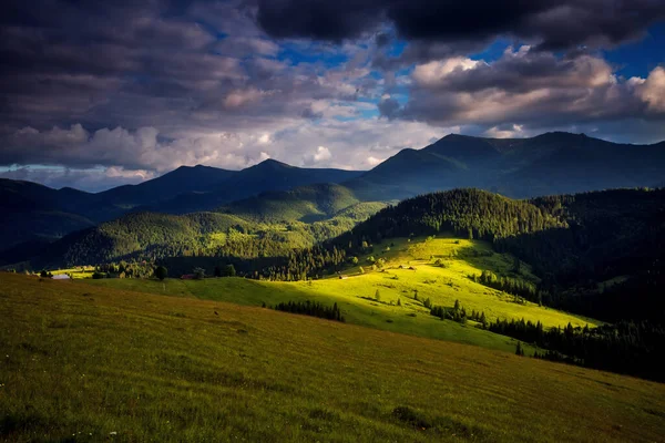 Szokatlan Kilátás Nyílik Alpesi Völgyre Mely Napfényben Ragyog Drámai Jelenet Jogdíjmentes Stock Fotók
