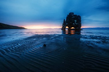 Akıntıdan sonra harika bir karanlık kum. Dramatik ve muhteşem bir sahne. Konum Hvitserkur, Vatnsnes yarımadası, İzlanda, Avrupa. Popüler turist eğlencesi. Güzellik dünyasını keşfedin.