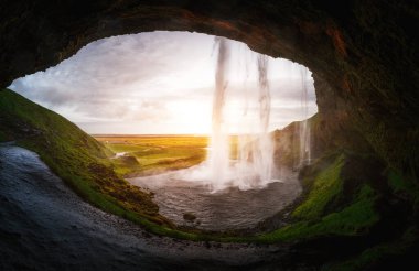 Ünlü güçlü Seljalandsfoss şelalesinin gün ışığındaki mükemmel manzarası. Dramatik ve muhteşem bir sahne. Popüler turist eğlencesi. İzlanda 'da bir yer, Avrupa turu. Güzellik dünyasını keşfedin.