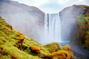 Ünlü Skogafoss şelalesinin ve manzaralı çevrenin güzel manzarası. Dramatik ve resimli bir sahne. Popüler turist eğlencesi. Skoga nehri, İzlanda, Avrupa 'nın dağlık bölgeleri. Güzellik dünyası.