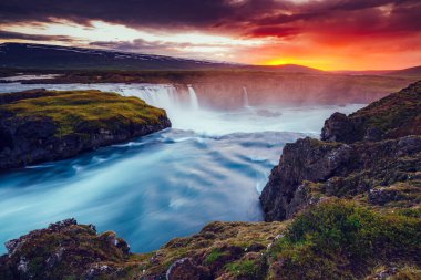 Güçlü Godafoss çağlayanı büyük bir su akıntısı. Popüler turist eğlencesi. Dramatik ve muhteşem bir sahne. Bardardalur Vadisi, Skjalfandafljot Nehri, İzlanda, Avrupa. Güzellik dünyası.